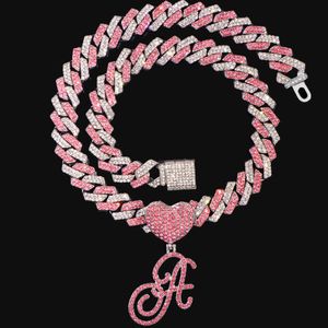 Hanger kettingen hiphop bling roze kristal cursieve initiële letter cubaan voor vrouwen ijsje uitgehold ketting choker sieraden 230506