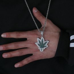 Hangende kettingen hiphop groen wit cz stenen geplaveide bling out annabis blad hangers voor mannen rapper sieraden drop