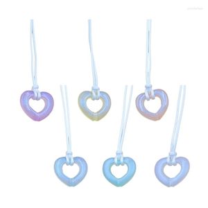 Colliers pendants Collier de coeur creux de la chaîne de tempérament douce Colore Bijoux de cou paillettes colorées Gift pour les femmes