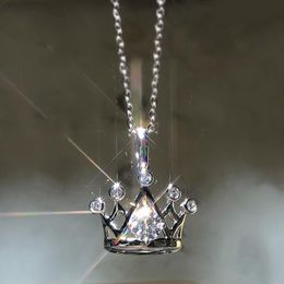 Hanger kettingen Huitan Classic Design Crown ketting voor vrouwen Elegante feestaccessoires Fancy Girl Gift Tijdloze stijl sieraden