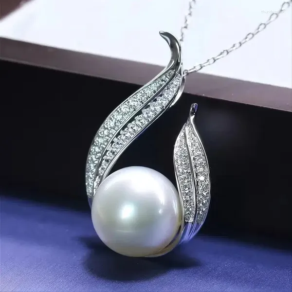 Collares colgantes Huitan gota de agua con collar de perlas de imitación para mujeres lujo pavimentado bling cz temperamento elegante novia joyería de boda