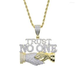 Collares pendientes Iced Out Bling Letters Trust No One Two Tone Color CZ Zircon Shake Hand Charm Hombres Mujeres Hip Hop Jewelry