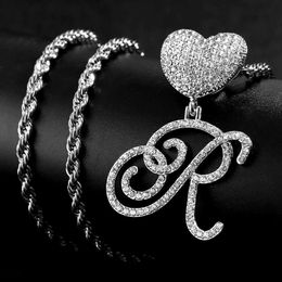 Colliers pendants Iced Out Cursive Lettres With Heart Corde Chain Collier Femmes Men Hommes en acier inoxydable Colliers en métal A-Z LETTRES CHARMS Y240420