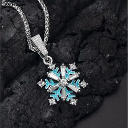 Pendentif Colliers Flocons de neige glacés Spinning Baguettecz Charms de flocon de neige brillent dans le noir Bijoux de mode pour cadeau 231216