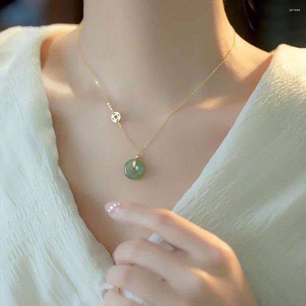 Colliers pendants Imitation Jade pour femmes Collier de bouclier