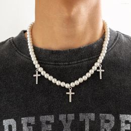 Collares colgantes Cadenas de cuentas de perlas de imitación Colgantes cruzados de diamantes de imitación brillantes Hombres Collar de gargantilla corta con cuentas de moda 2023 Joyería de moda