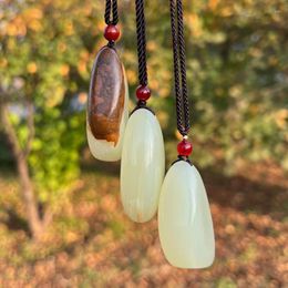 Collares colgantes Imitación Xinjiang Hetian Jade Pebble con cuero Piedra áspera Natural Afganistán Collar blanco azulado Penda