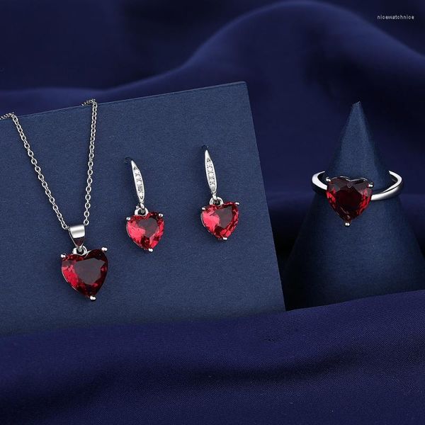 Colliers pendentifs en Europe et en Amérique Love Three-Piece Red Gemstone Luxury Incrusted Diamond Necklace Ring Boucles d'oreilles pour femmes