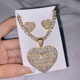 Pendentif Colliers En Stock glacé Bling femmes bijoux 5A blanc zircon cubique en forme de coeur pendentif collier avec chaîne de boîte de Tennis 230225