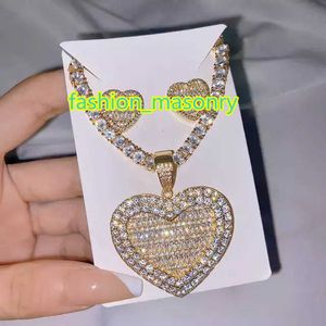 Colliers de pendentif en stock Iced Out Bling Women Jewelry 5a White Cumbic Zirconia Collier pendentif en forme de coeur avec chaîne de boîtes de tennis 230225
