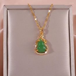 Collares colgantes El collar de jade de jade de Amuleto de paz en forma de infinito ofrece un aspecto femenino de lujo y diseño de nicho