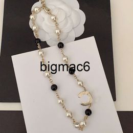 Collares colgantes Diseñador de joyería Collar de perlas de lujo Marca francesa Doble letra con incrustaciones Cuadrado Rhinestone Negro Perla blanca Mujeres Collares con dijes Regalo de hermana