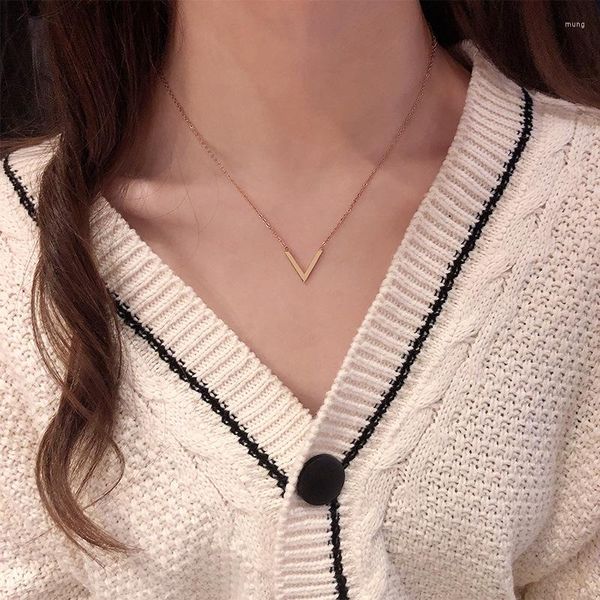 Collares colgantes Regalo de joyería Lindo V-letra Collar Titanio Acero Temperamento Diseño Sentido Simple Versátil Cuello para Mujeres Gargantilla