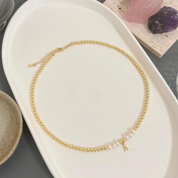 Collares colgantes KKBEAD Impermeable 18 K Collar de letras chapado en oro para mujeres Gargantilla con cuentas 26 Iniciales Regalo de joyería