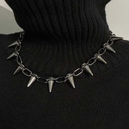 Colliers pendants Fashion coréenne punk gothique harajuku collier féminin fait à la main Utilisé pour le collier de chaîne de femmes rivet Peak Rivet exagération J240516