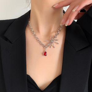 Pendentif Colliers Kpop Style Araignée Décor Rouge Goutte D'eau Collier Pour Femmes Mode Coréenne Argent Couleur Chaînes Ras Du Cou À La Mode Bijoux MS382