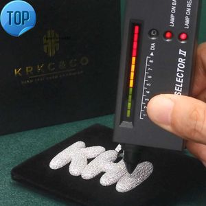 Collares pendientes Krkc Hip Hop Diamante Plata Vvs Moissanite Karat Collar Joyería 18k Hombres Cruz Memoria Letra Nombre Colgante personalizado