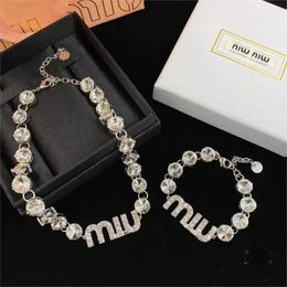 Colliers pendants Lettre miu style-rétro Lumière Luxury Fent Crystal Inclay Party Collarbone Chain Robe Collier Accessoires