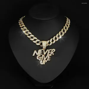 Pendentif Colliers Lettre NEVER GIVE UP Cool Cubain Chaîne Européenne Hip Hop Plein Diamant Collier Pour Hommes