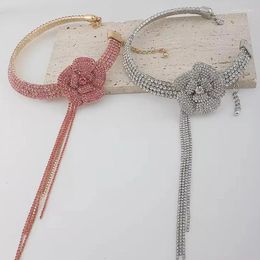 Colliers pendants légers Luxury Prime Rhingestone Fleur Fringe Fringe Collier Élégant Fashion Bridal Robe de mariée ACCESSOIRES