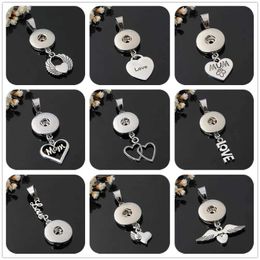 Colliers de pendentif beaux coeurs Love Mom Wings Clover Footprints Foot Snap Pendants Chaîne 55cm Collier Fit 18 mm Buttons Snap Bijoux Snap 240410