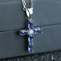 Hanger kettingen Lucky Cross -gevormd voor vrouwen Royal Blue Color Ovaal Crystal Birthday Gift sleutelbeen ketting vrouwelijke sieraden