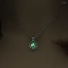 Pendentif Colliers Bijoux Lumineux Ras Du Cou 3 Couleurs Collier Mode Goutte Lueur Dans Le Foncé Fleur De Lotus En Forme Pour Les Femmes