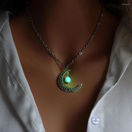 Pendentif Colliers Collier de pierre lumineuse Collier de mode Chaîne Croissant de lune pour femmes Hommes Bijoux Ras du cou Glow dans le cadeau de fête sombre