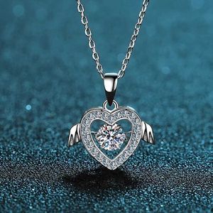 Colliers de pendentif Luxury 0.5ct Collier pendentif Mosilicon Convient pour femmes Flying Wings Collier Love Smart Platinum 18K Mariage Exquis Bijoux Gift D240522