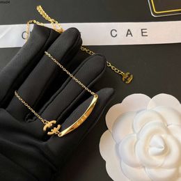 Colliers pendentifs Collier de lettre de coude de marque de luxe conçu pour les femmes longue chaîne plaquée or bijoux de créateur accessoires exquis couple {category}{category}