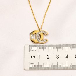 Colliers pendants Collier de conception de luxe 18 carats en or Gold Colliers en acier inoxydable Lettre de la chaîne de tour