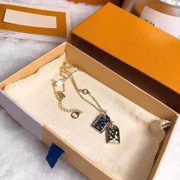 Colliers pendents Collier de créateur de luxe Bijoux de mode Chaîne en acier inoxydable Double étiquettes Gold Pendants Lovers haut de gamme DES250Q