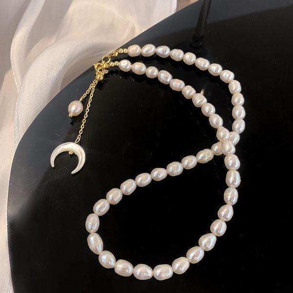 Collares con colgantes Diseño de minorías de lujo Collar de perlas cortas naturales de forma especial de alto grado Luna humana suave para mujeres