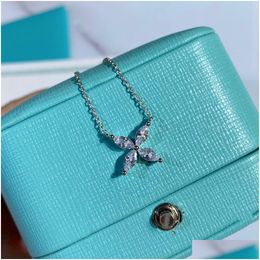 Colliers pendants Collier de luxe Esigner Victoria Top Sterling Sier Flower Crystal Zircon Charme Collier court avec Box Party Gi Dh1gh