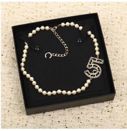 Colliers de pendentif Collier de pote de cou de qualité de luxe Collier pendant avec Numéro de cuir authentique noir en diamant Perles de coquille nature
