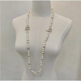 Collares colgantes Collar colgante de encanto de calidad de lujo con diamantes y cartas de concha de la naturaleza Diseño de la cadena Sweather
