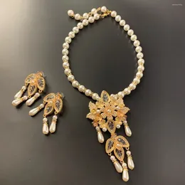 Collares colgantes Estilo medieval de perlas nobles y elegantes Pendientes de flores transparentes Collar Moda Hermosa joyería de banquete para mujeres
