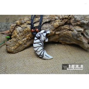 Colliers pendentifs Collier pour hommes dentaire imitation Os imitation Tigre dents Tiger sculpture d'ornement ivoire en gros