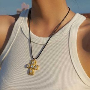 Hangende kettingen minar neo-gotisch goud zilver pvd vergulde titanium staal glanzende cz zirkoon metallic cross hanger choker kettingen voor vrouwen