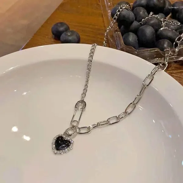 Colliers pendants Collier patchwace en forme de coeur noir minimaliste pour la personnalité de la personnalité des femmes et la chaîne de clarbone rétro en gros