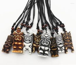 Collares colgantes Lotes mezclados 8 PCS Maorí / Estilo hawaiano Imitación Hueso Tallado TIKI Hombre Dios Colgantes Collar Regalo YN424