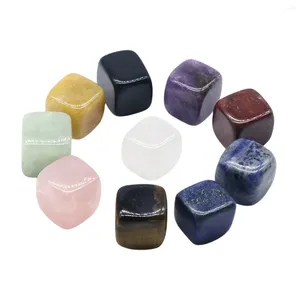 Colliers pendentifs ornements de pierres précieuses en cristal naturel blocs géométriques maison et bureau perforés minimalistes peuvent être utilisés pour la fabrication de bijoux