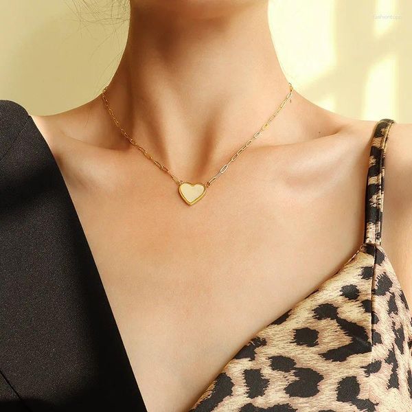 Collares colgantes Concha natural Corazón de melocotón Acero de titanio Collar chapado en oro Cadena de clavícula de mujer