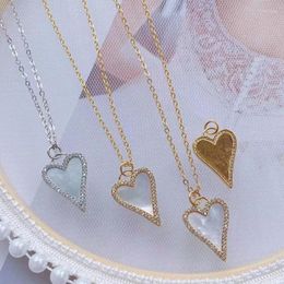 Colliers pendants Collier de coquille de nature Mère des perles Tempérament de chaîne de clavicule en forme de coeur pour femmes