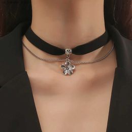 Colliers pendents Collier de cou de couture en cuir multicouche pour femmes pour femmes couleurs argentées vintage fleur collier collier rock bijoux dons 2404dfrd