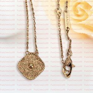Colliers pendentifs Nouveau classique mode pendentif colliers pour femmes élégant 4 trèfle à quatre feuilles médaillon collier de haute qualité chaînes ras du cou Designer Jewe A8QT