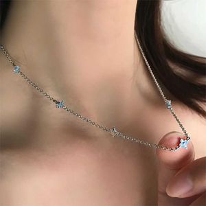 Colliers pendants Nouveaux feuilles de conception Collier de fleur pour femmes charme de cristal bleu quatre trèfle Chain de cou luxueux bijoux cadeau en gros KDN005 240410