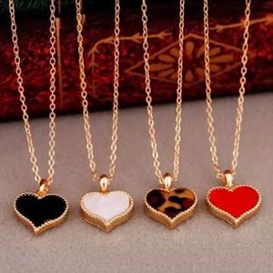 Colliers pendentifs New Fashion Retro New Gossip Girl Serena Red Heart Pendant Collier Modèle de chaîne de clavicule en gros J240513