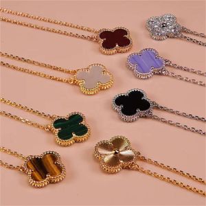 Pendentif colliers nouveau haut de gamme trèfle à quatre feuilles pendentif lumière collier de luxe 2024