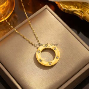 Colliers de pendentif Nouveau collier de pendentifs de zircon rond de luxe pour femmes en acier inoxydable Circle de clavicule Chaîne de tour de cou Bijoux Cadeau H240528